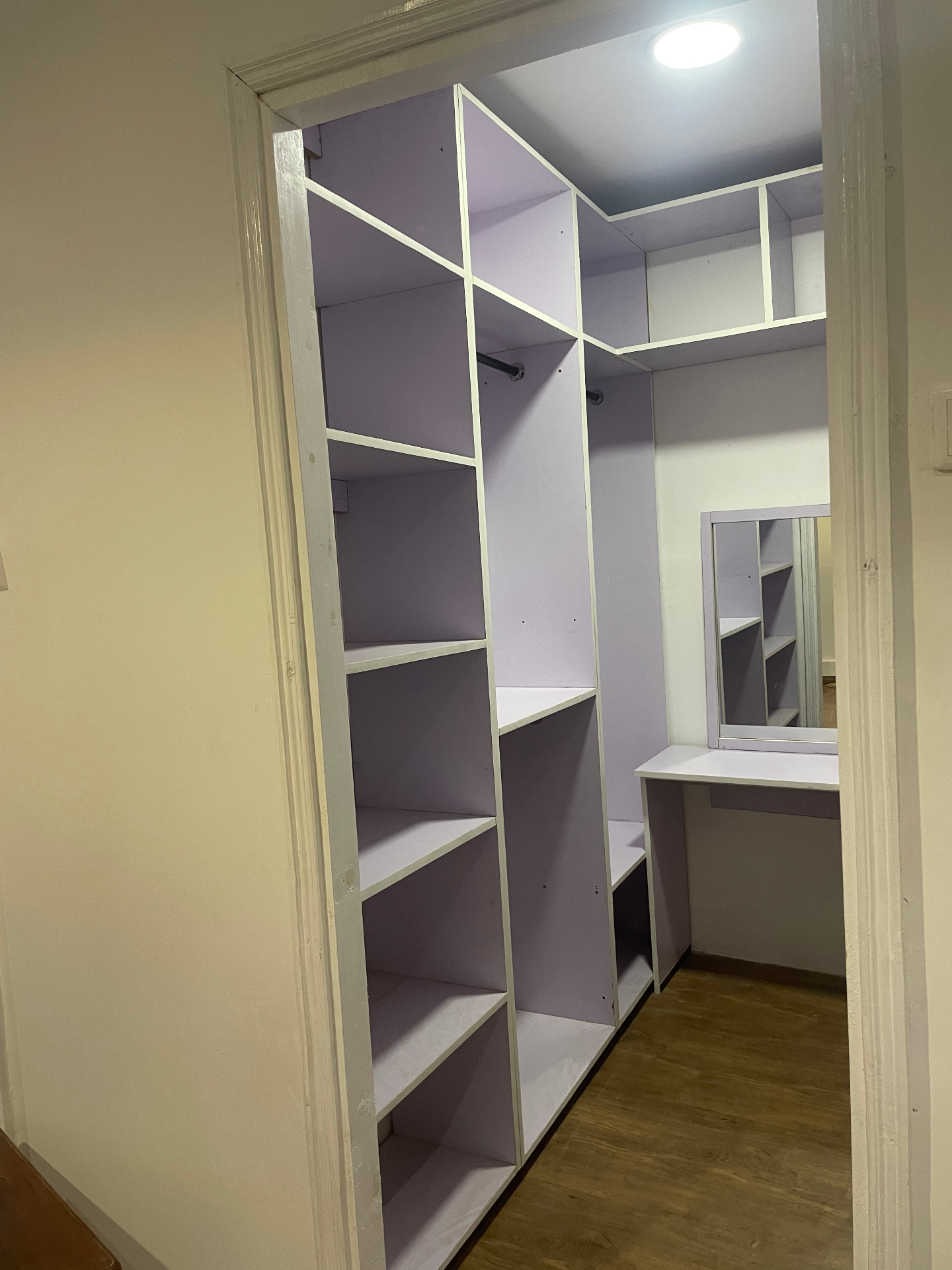 Karen Walk-in detail 2